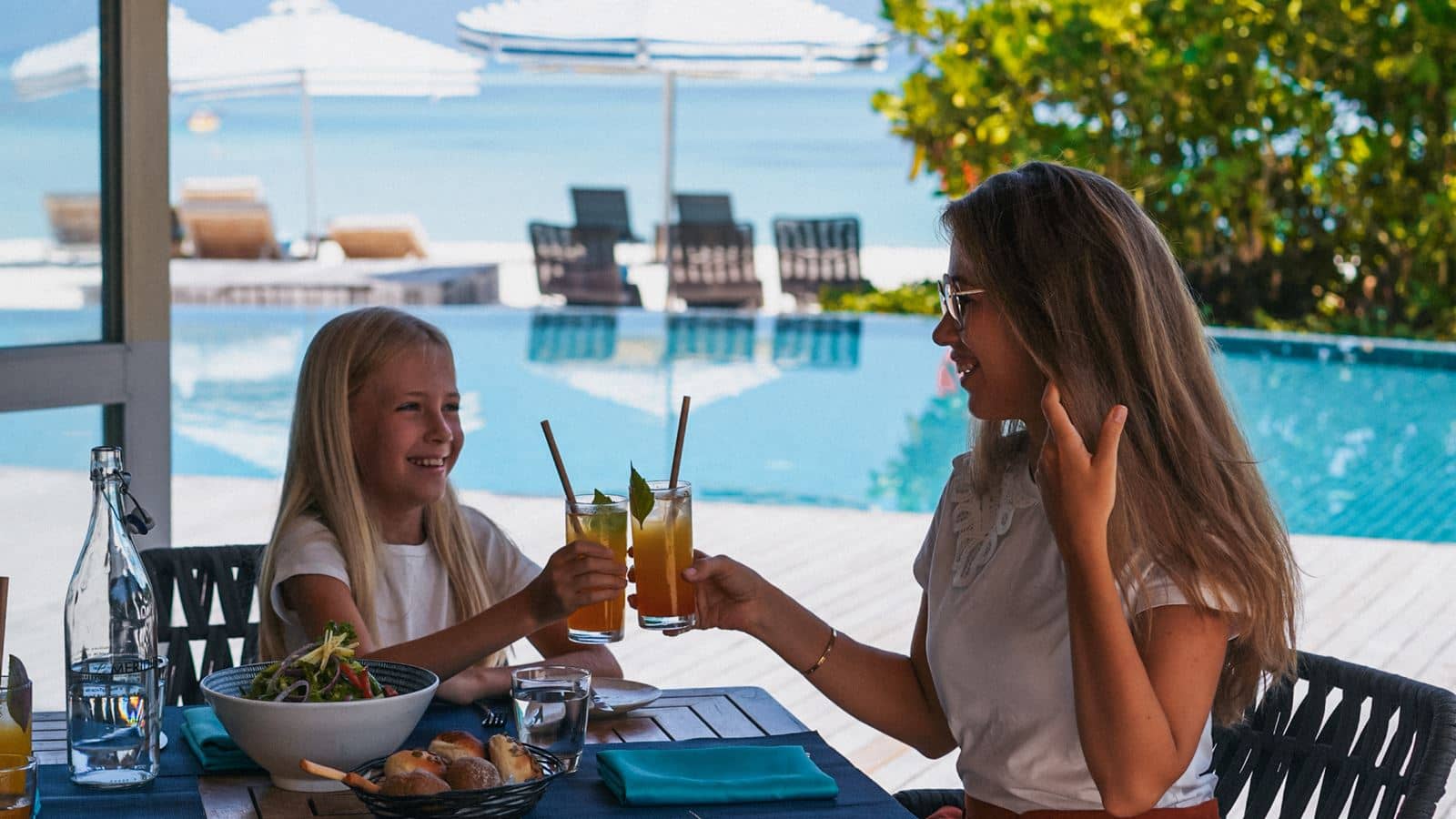 restaurants-velaa-bar-+-grill
