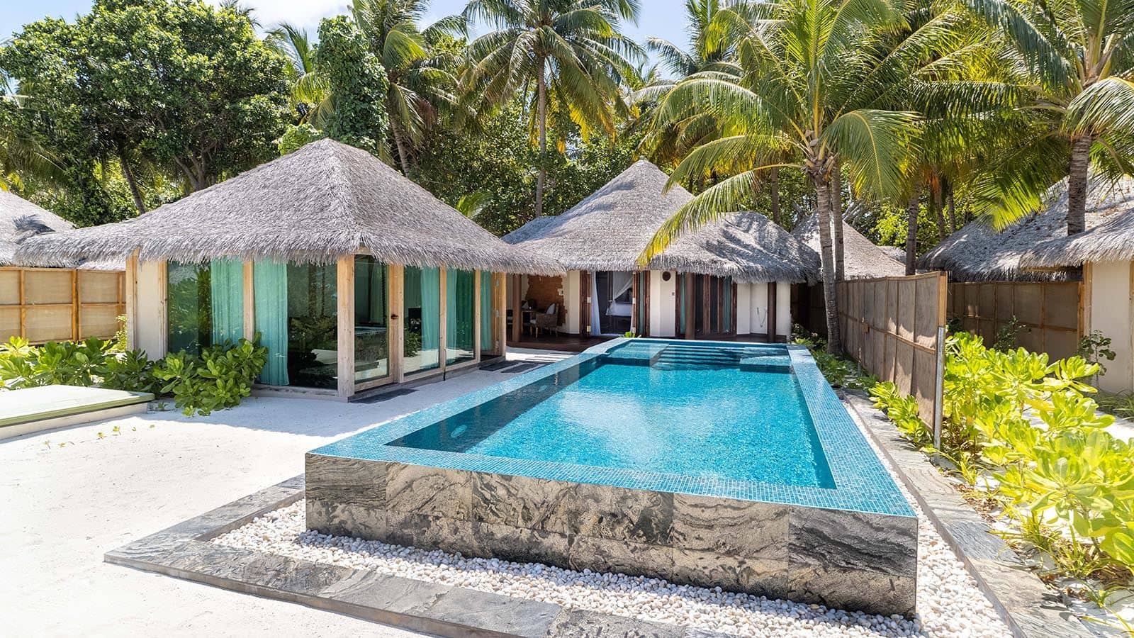 rooms-beach-suite-with-infinity-pool
