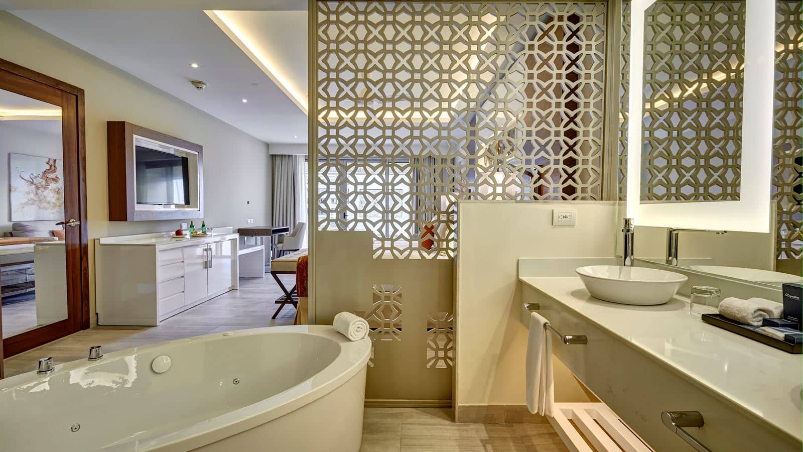 rooms-luxury-junior-suite-ocean-view-diamond-club