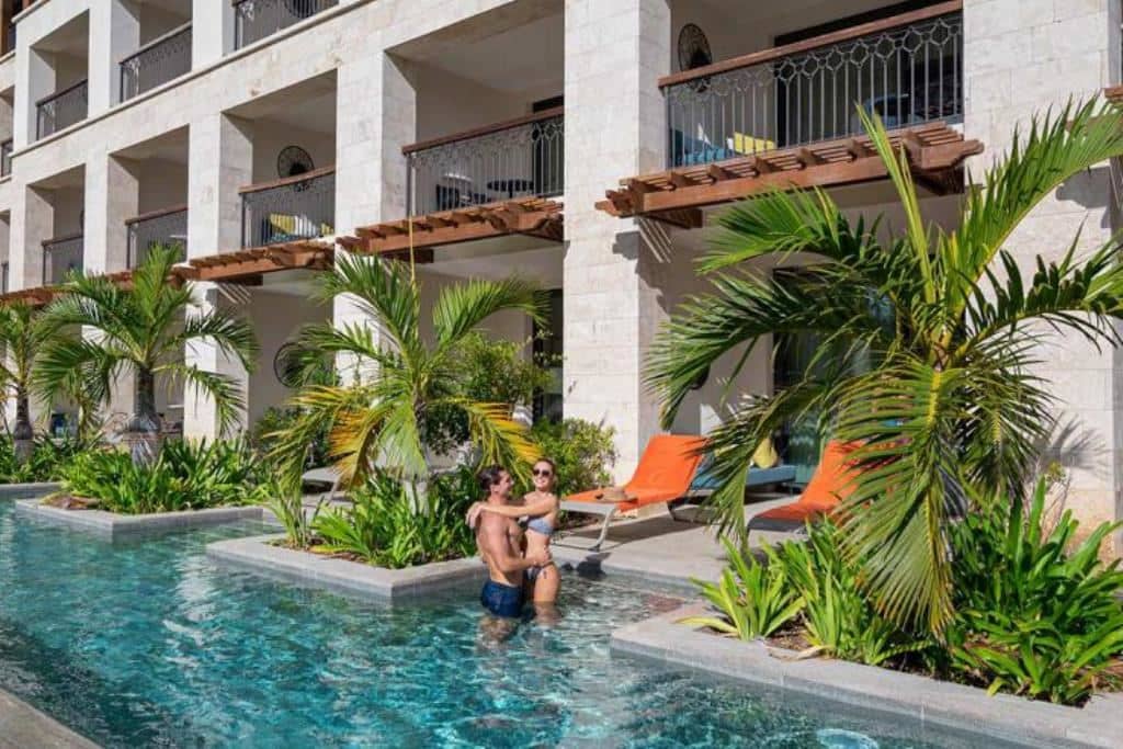rooms-unique-king--swim-up-junior-suite