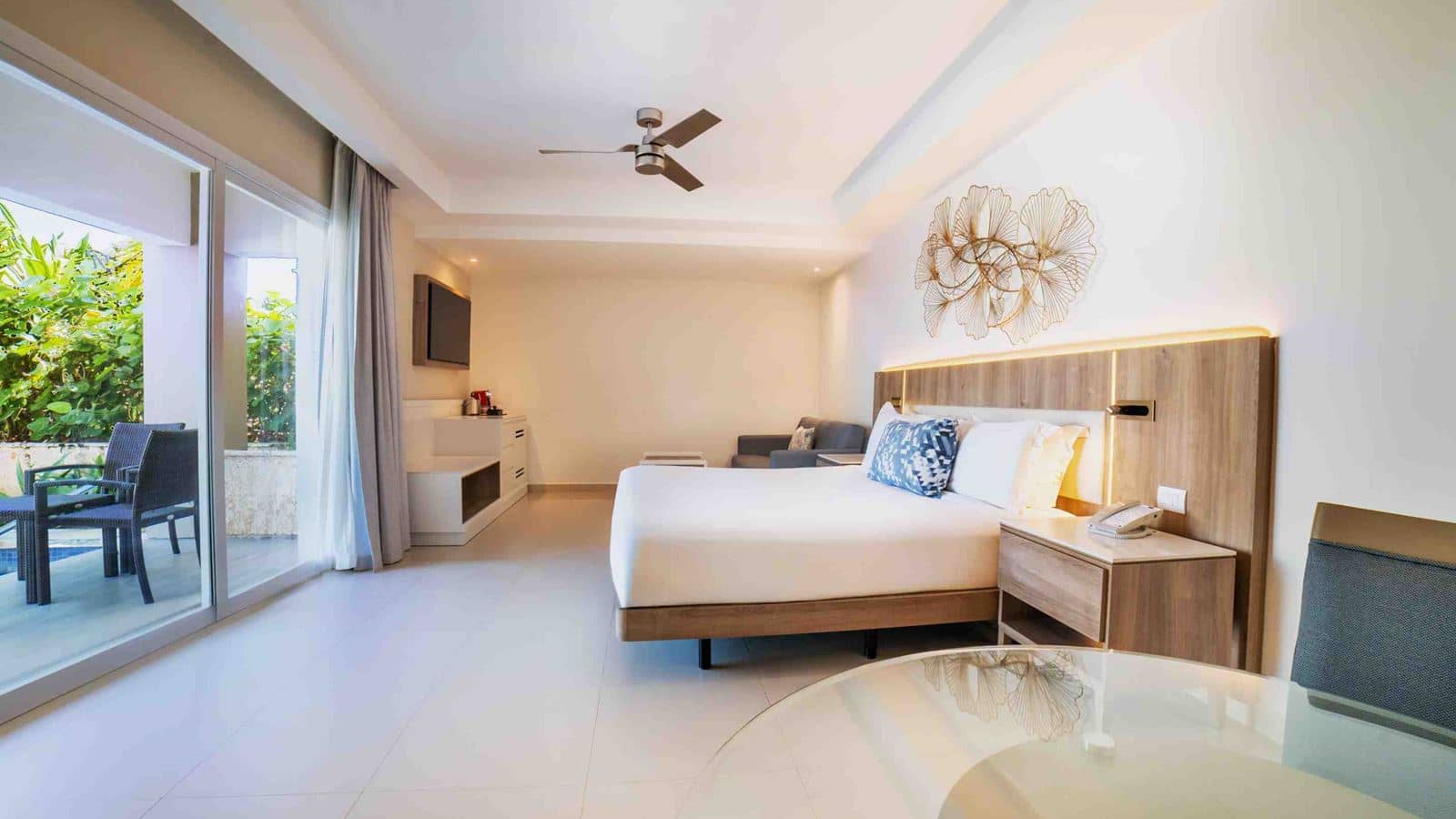 rooms-luxury-swim-out-room-diamond-club