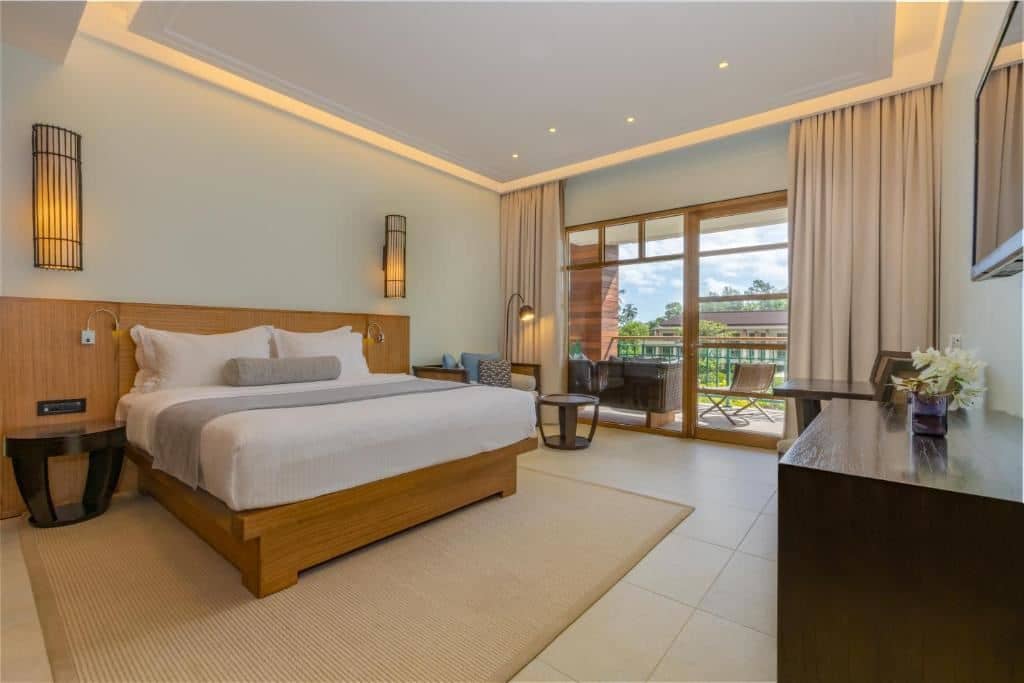 rooms-deluxe-grand-pool-view
