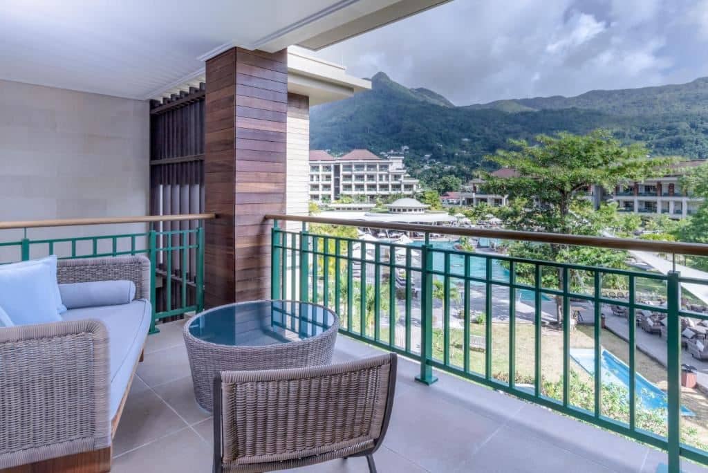 rooms-deluxe-grand-pool-view