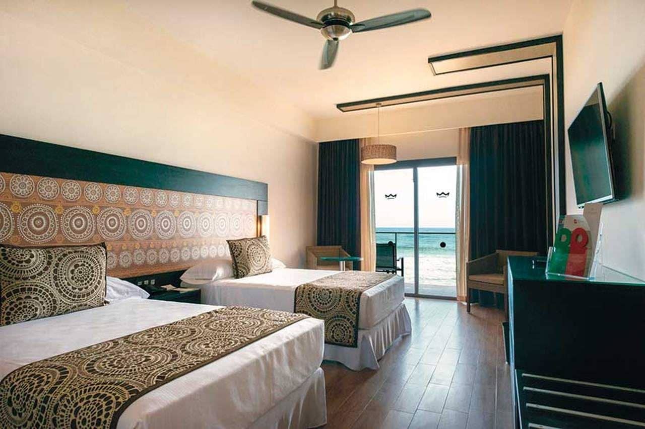 rooms-junior-suite-lateral-sea-view