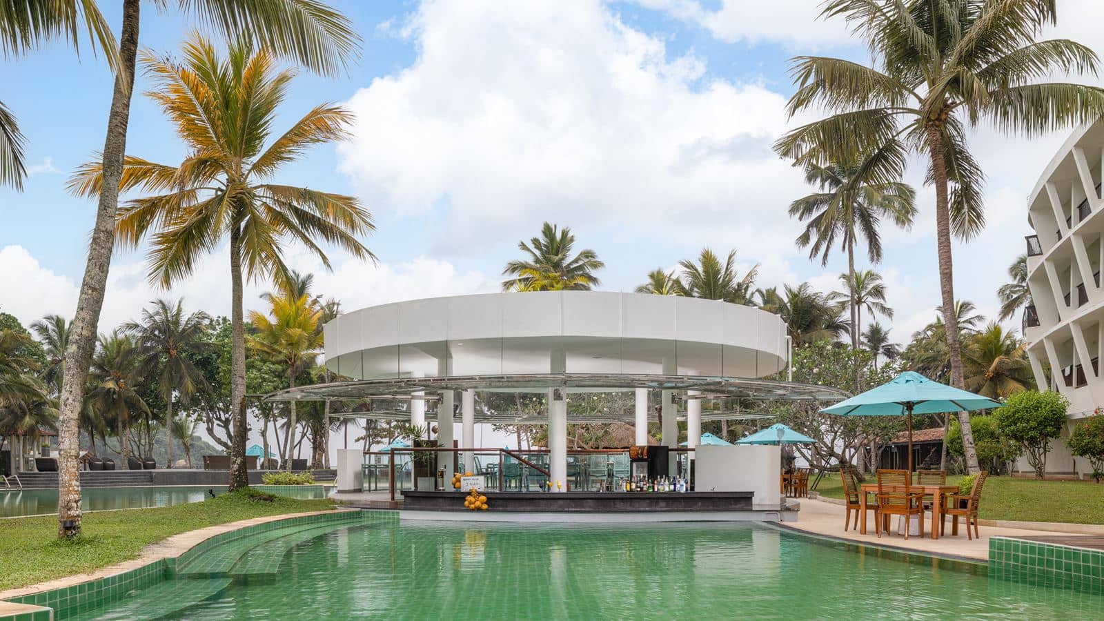 bars-splash-pool-bar