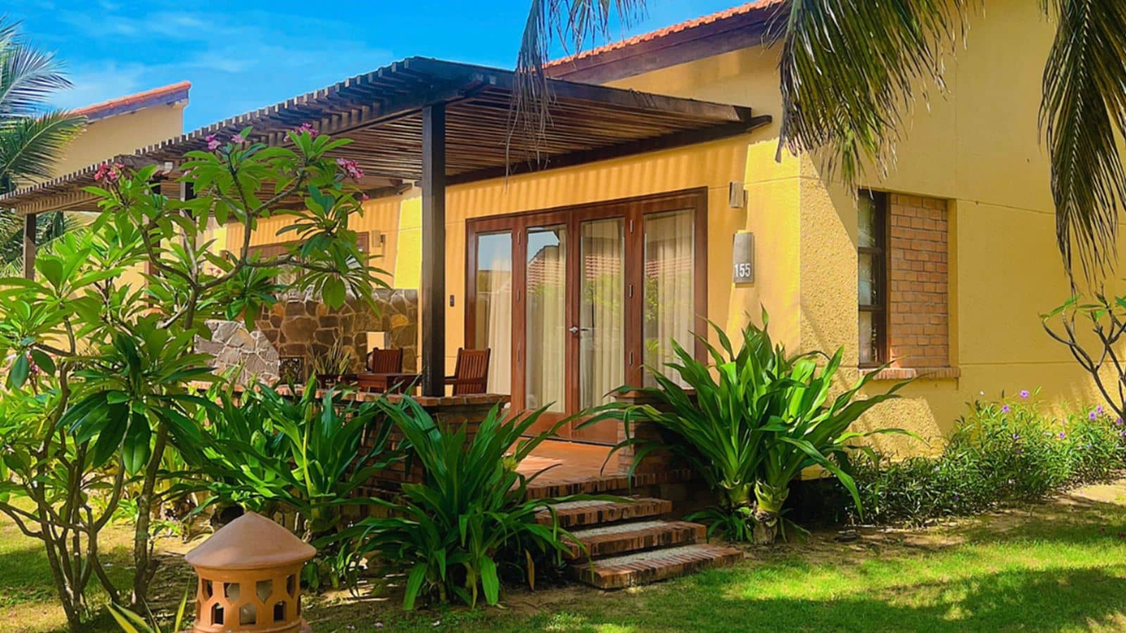 rooms-bungalow-gardenpool-view