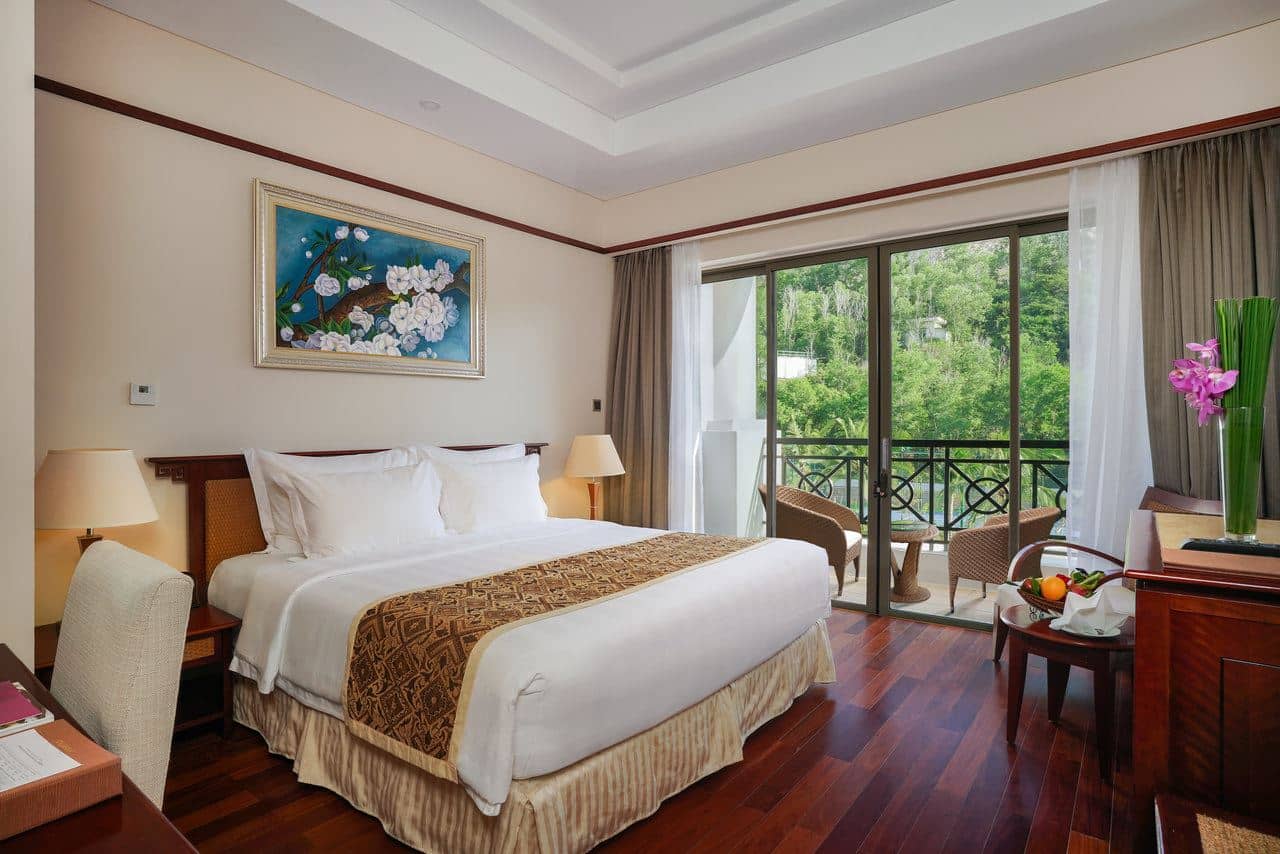 rooms-grand-junior-suite-hill-view
