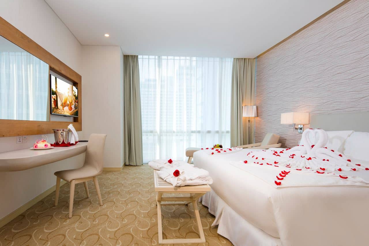 rooms-grand-room-city-view