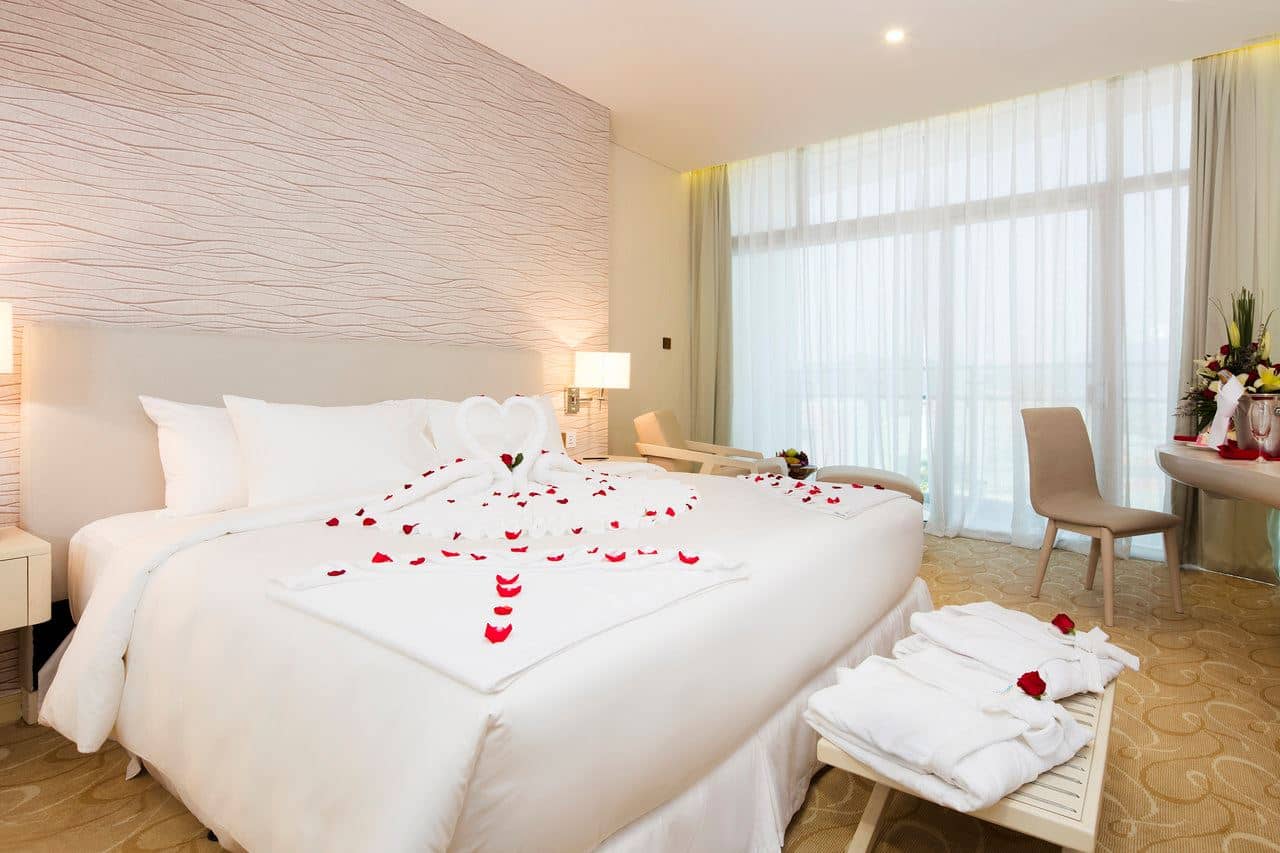 rooms-grand-room-city-view