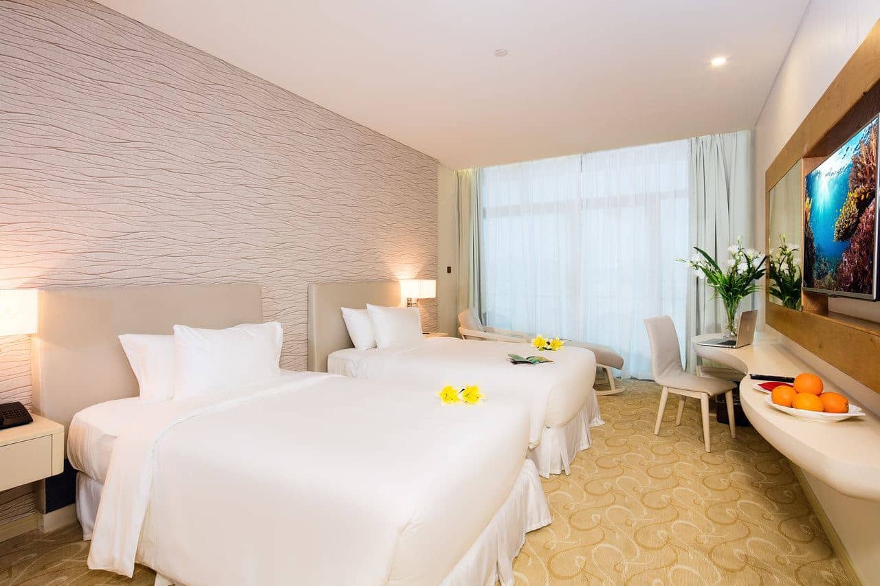 rooms-grand-room-city-view