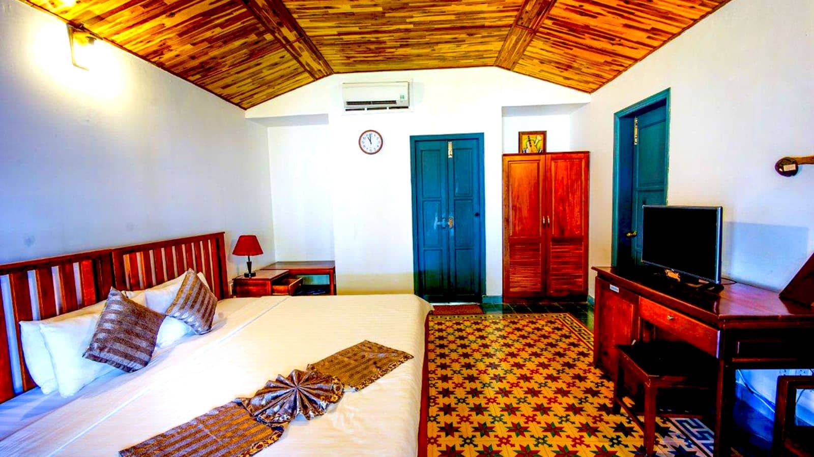 rooms-deluxe-bungalow-garden-view-with-terrace