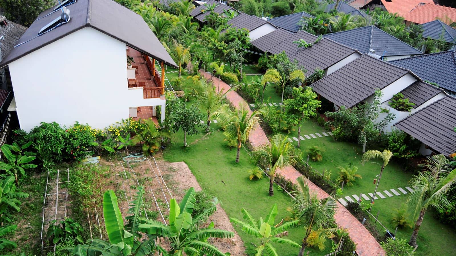 rooms-superior-bungalow-gardenview-with-balcony