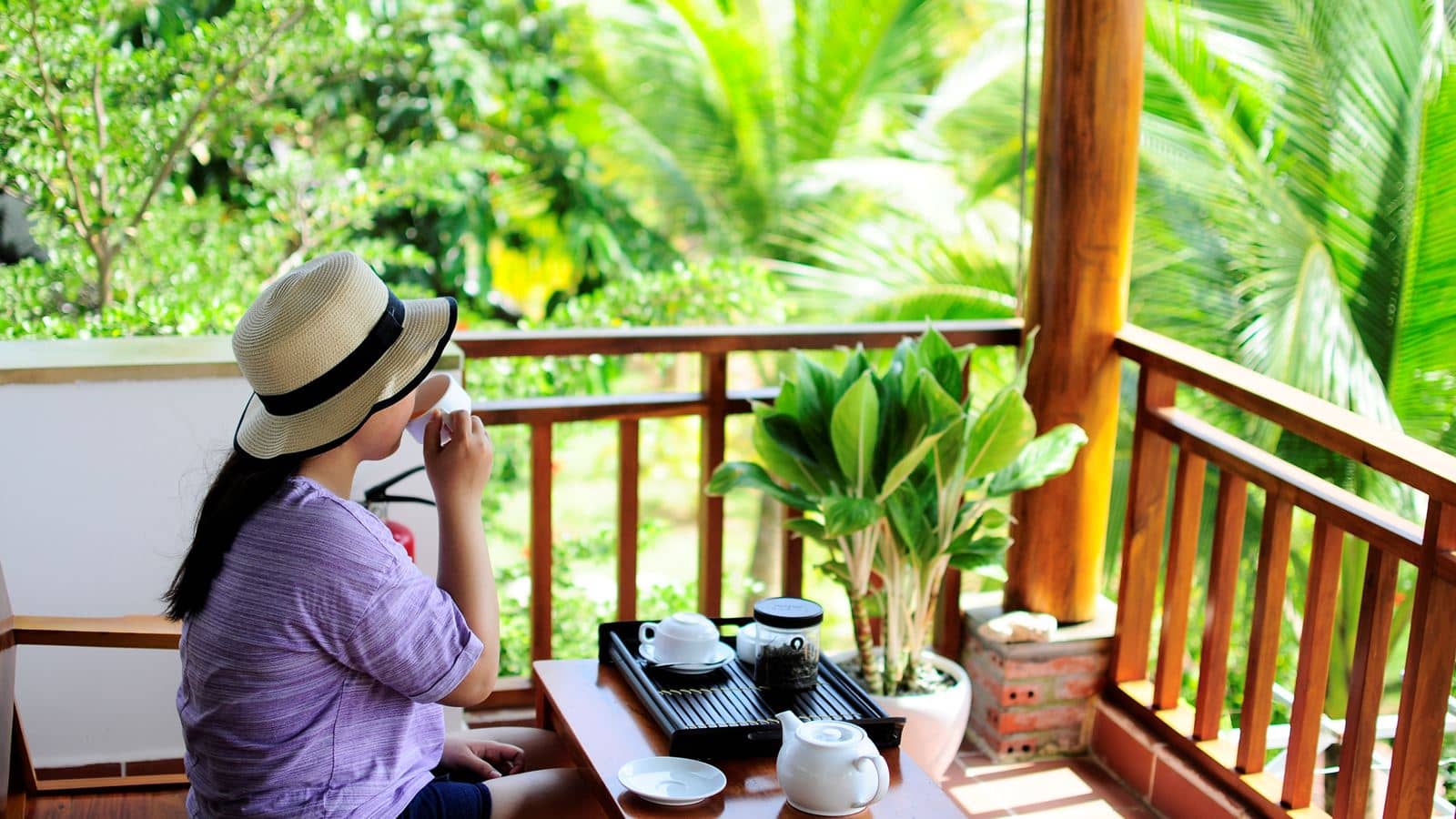 rooms-family-room-garden-view-with-balcony