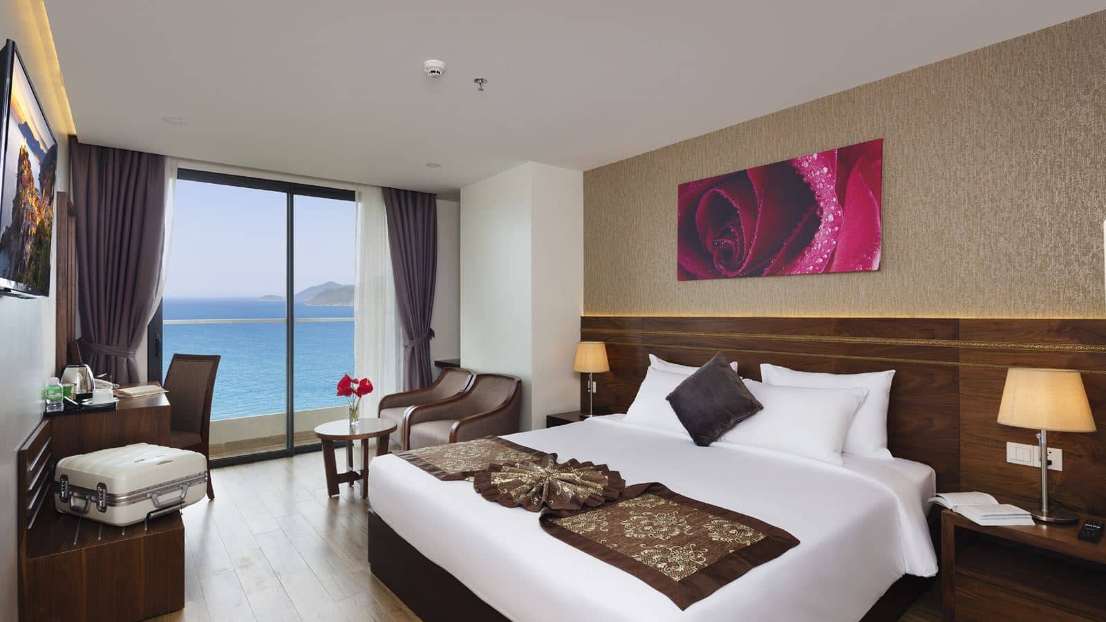 rooms-executive-ocean-view-with-balcony