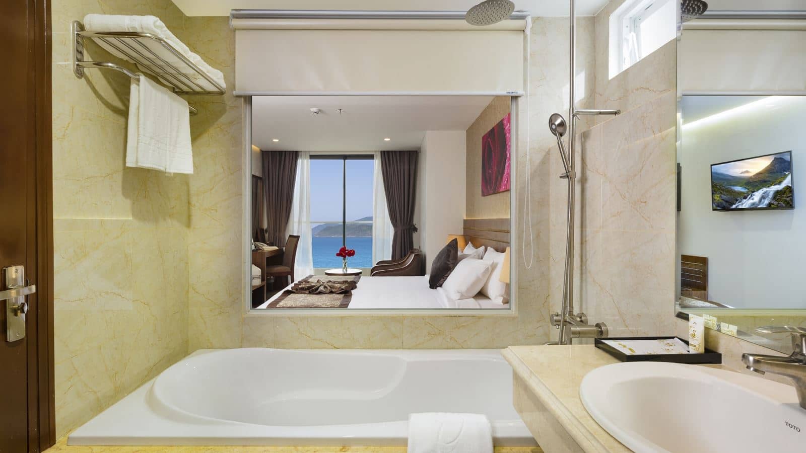 rooms-executive-ocean-view-with-balcony