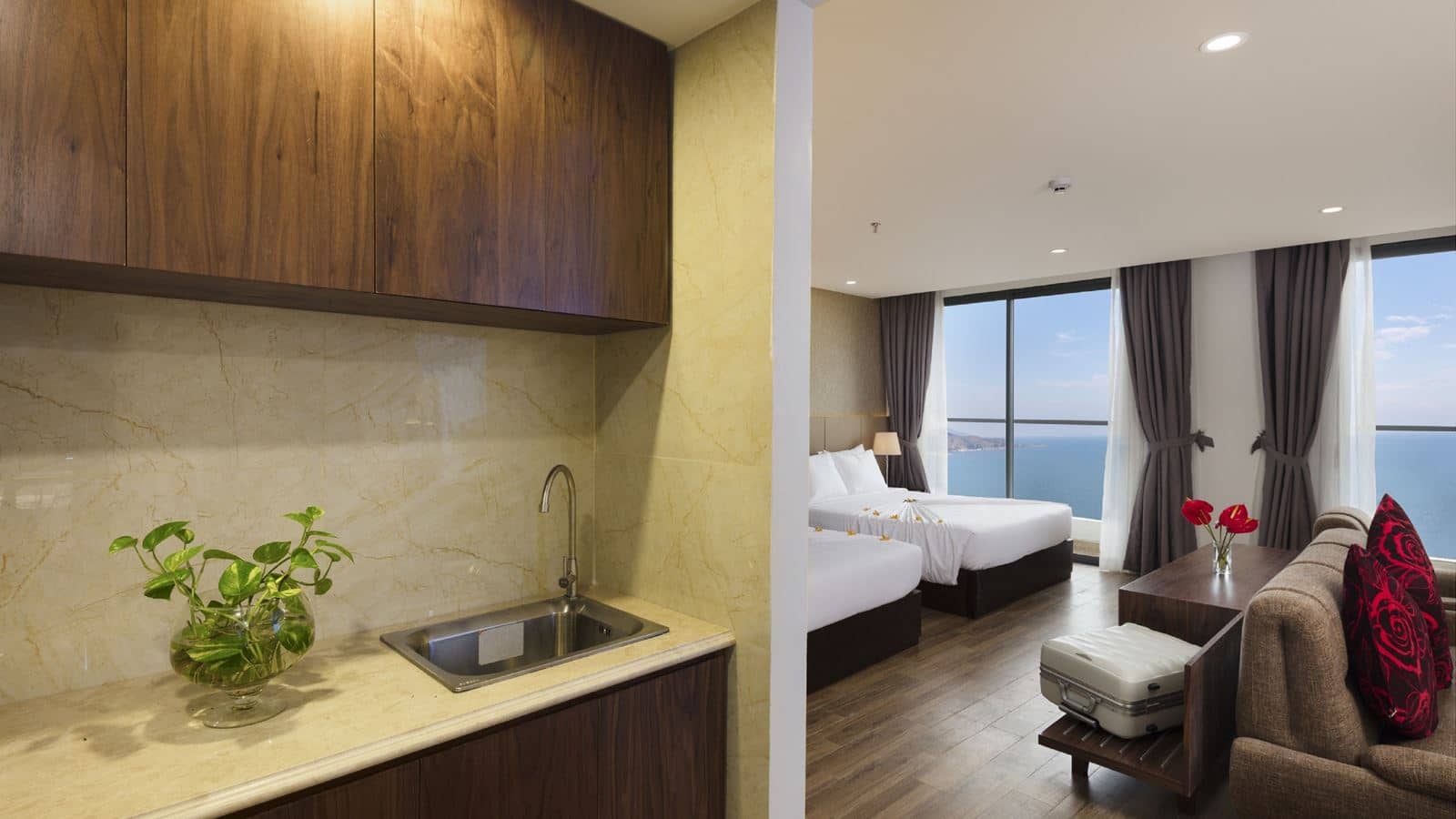 rooms-sea-pearl-suite-family-ocean-view-with-balcony