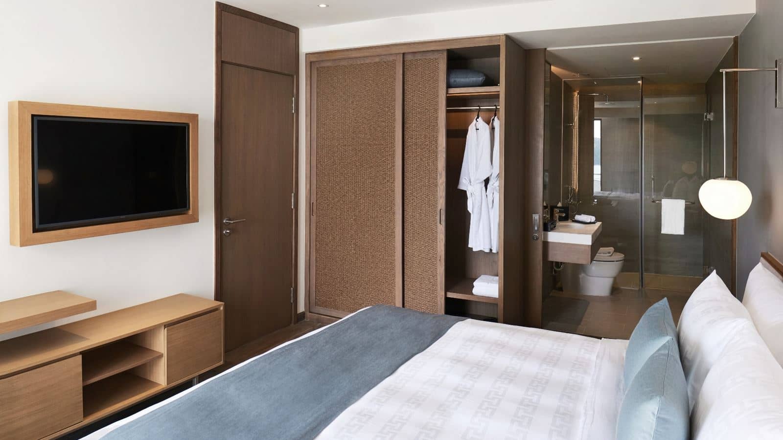 rooms-superior-suite-1-king-bed-balcony-with-meal