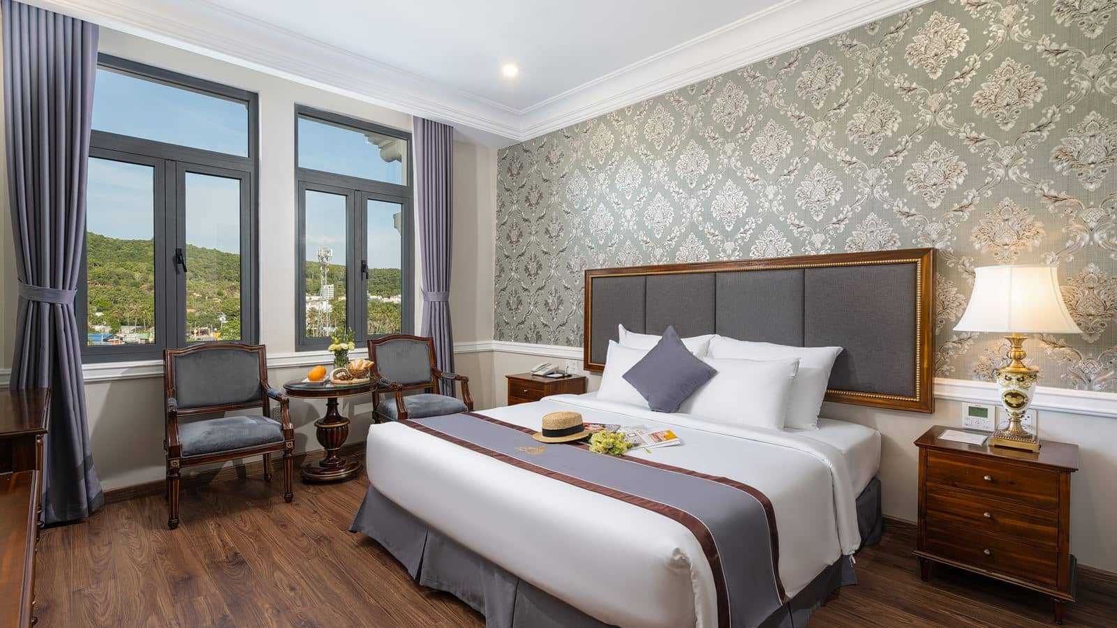rooms-deluxe-room-city-view