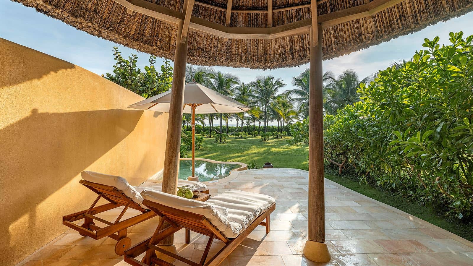 rooms-1bedroom-beach-front-pool-villa-child-without-extra-bed