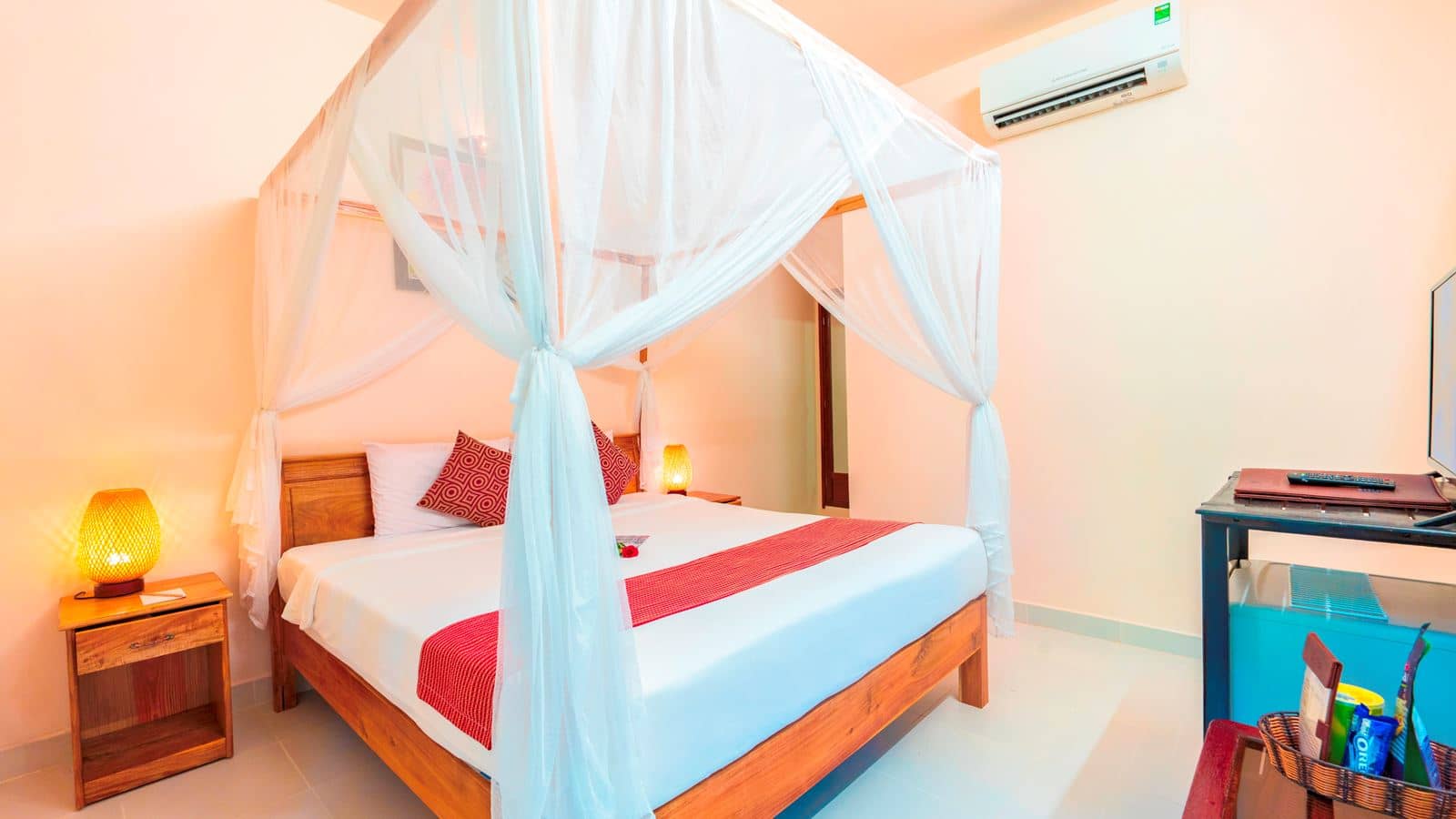 rooms-room-standard-with-balcony-gardenview