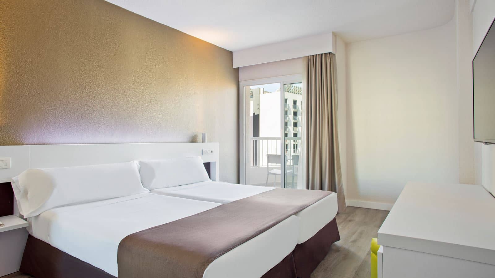 rooms-dvp--double-swimming-pool-view