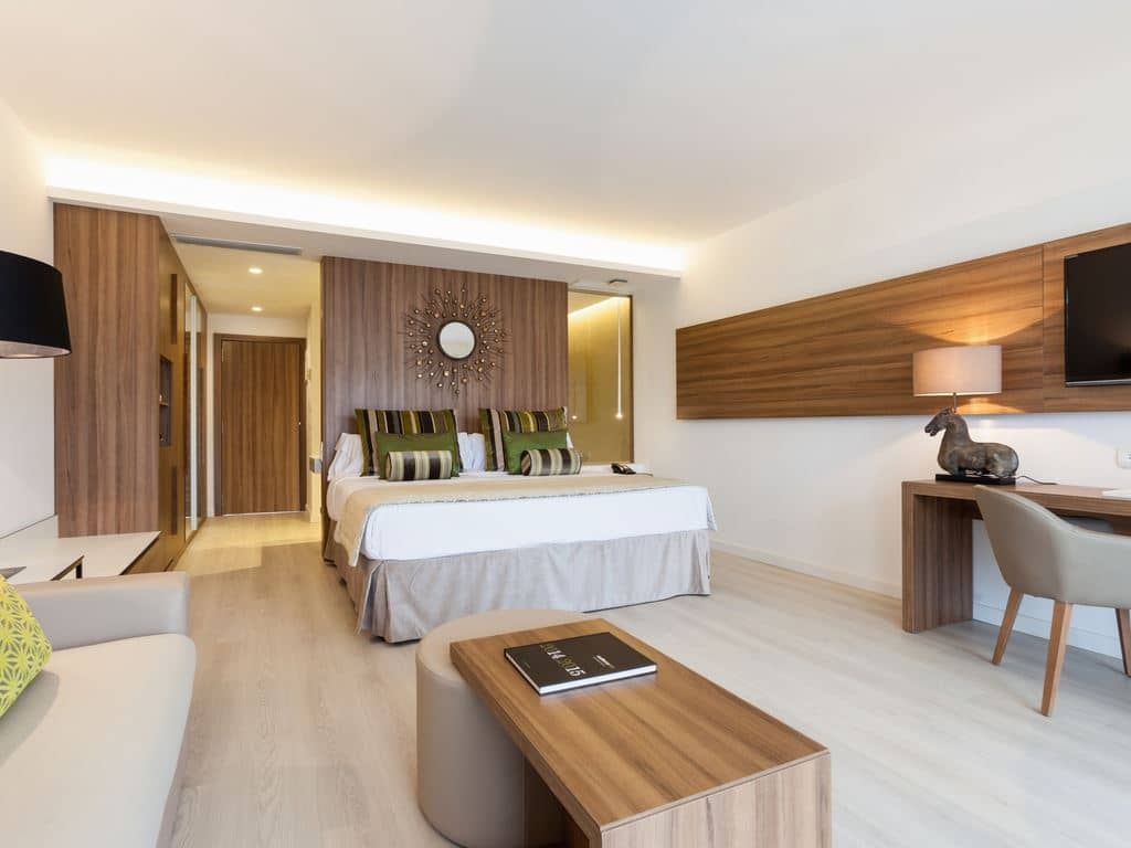 rooms-junior-suite-pool-view