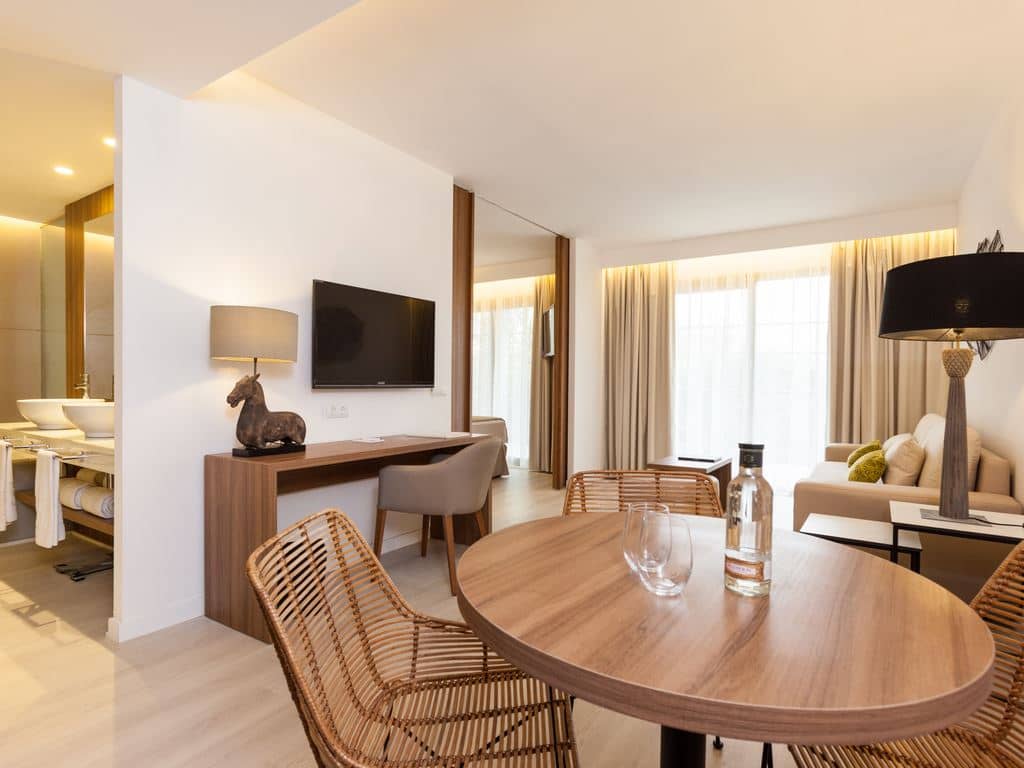 rooms-1-bedroom-suite-balcony-or-terrace