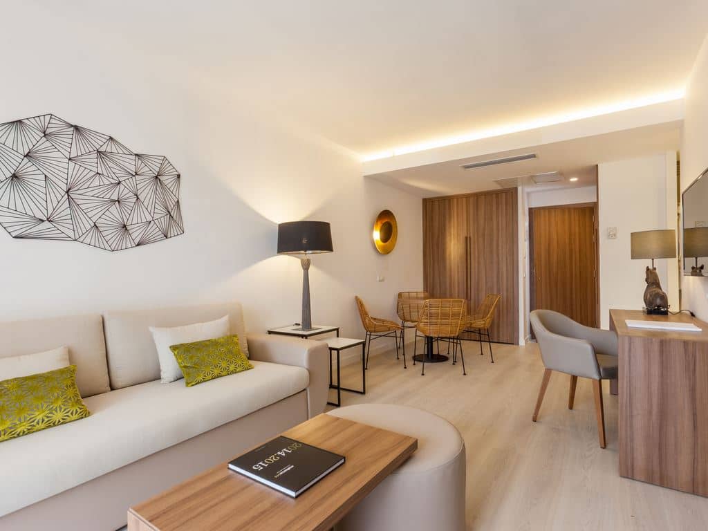 rooms-1-bedroom-suite-balcony-or-terrace