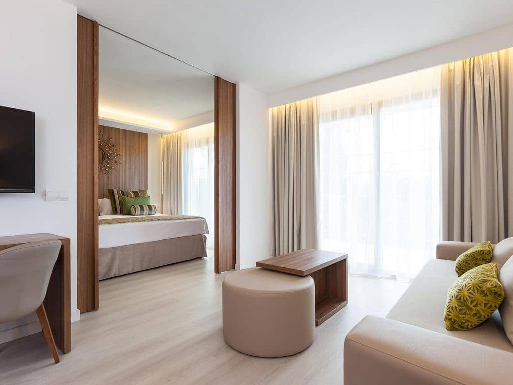 rooms-1-bedroom-suite-balcony-or-terrace