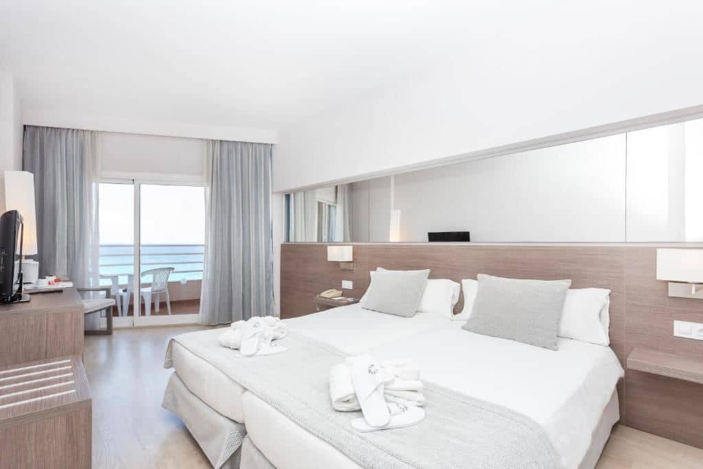 rooms-double-superior-room-sea-view-balcony