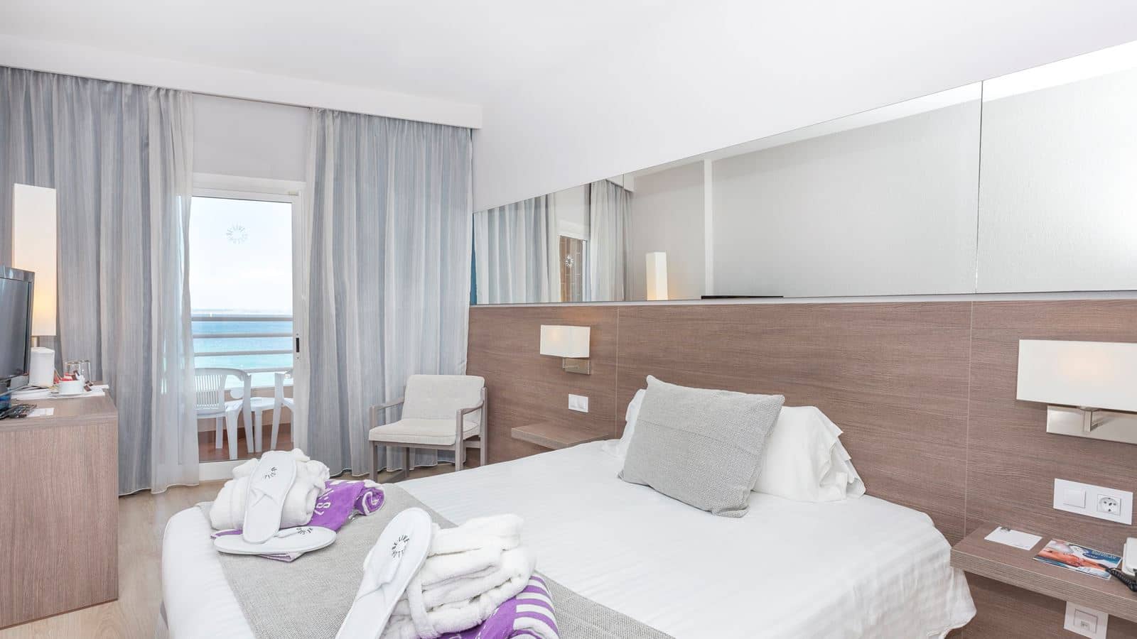 rooms-double-superior-room-sea-view-balcony