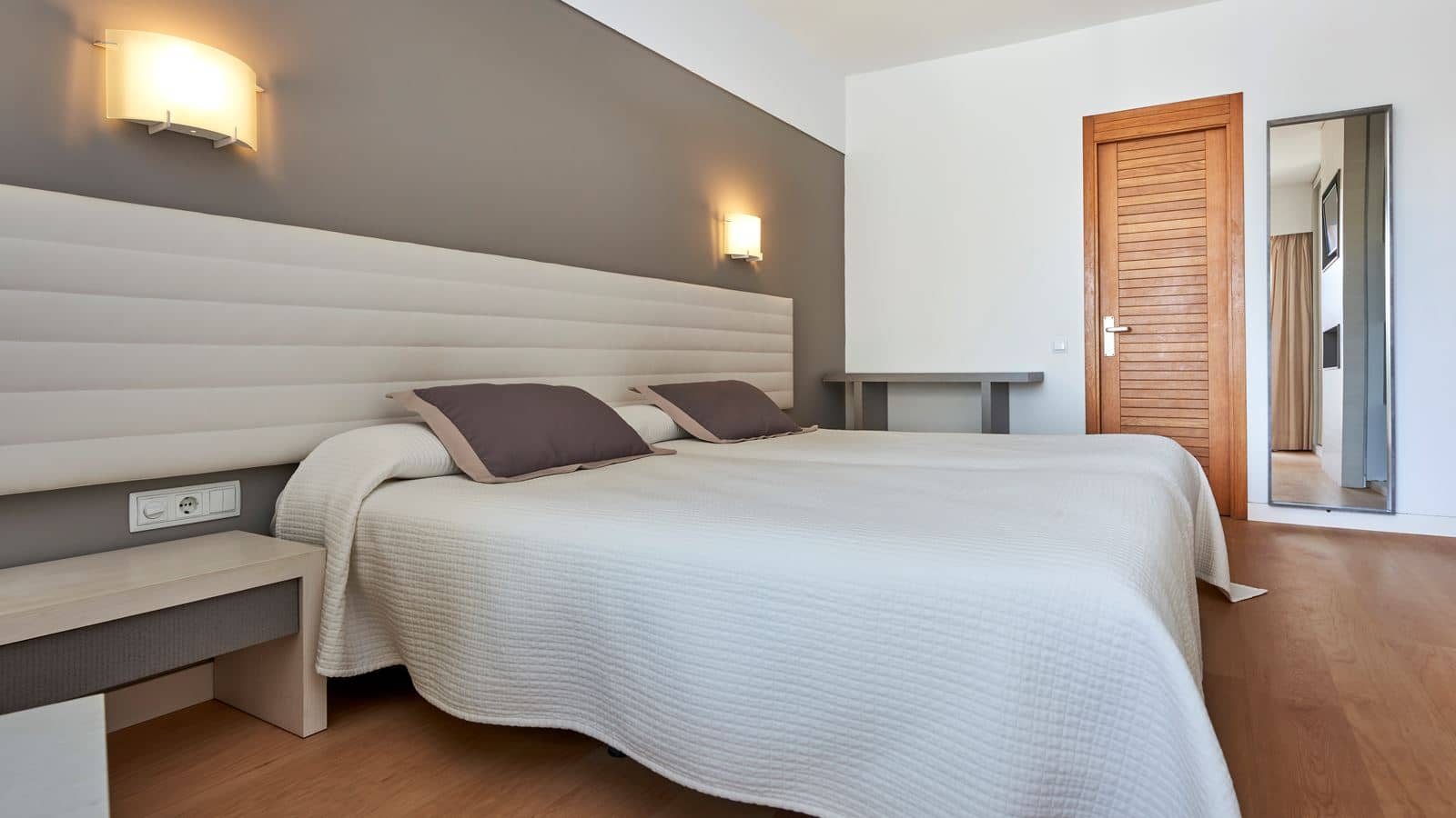 rooms-family-room-balcony
