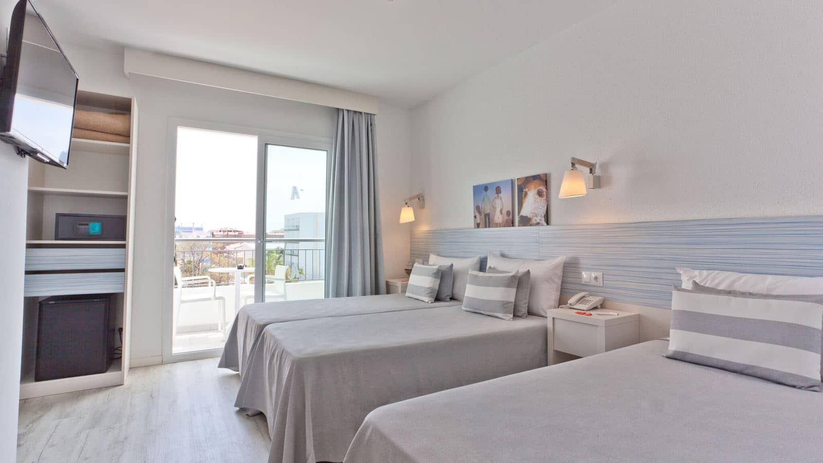 rooms-deluxe-family-room-balcony-or-terrace