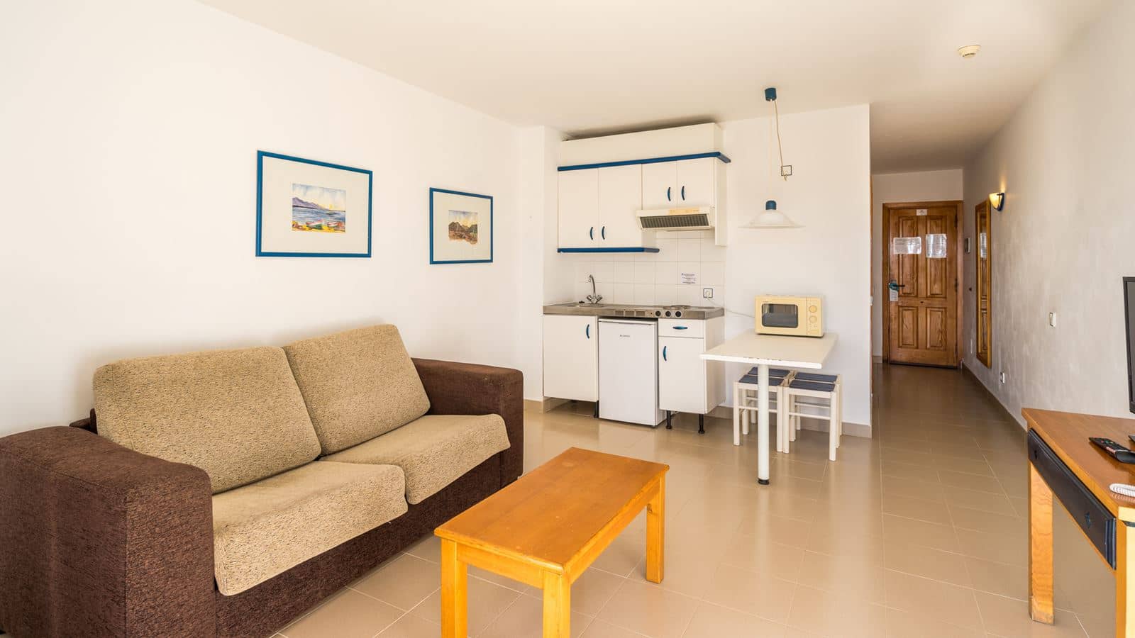 rooms-apartment-1-with-balcony-or-terrace