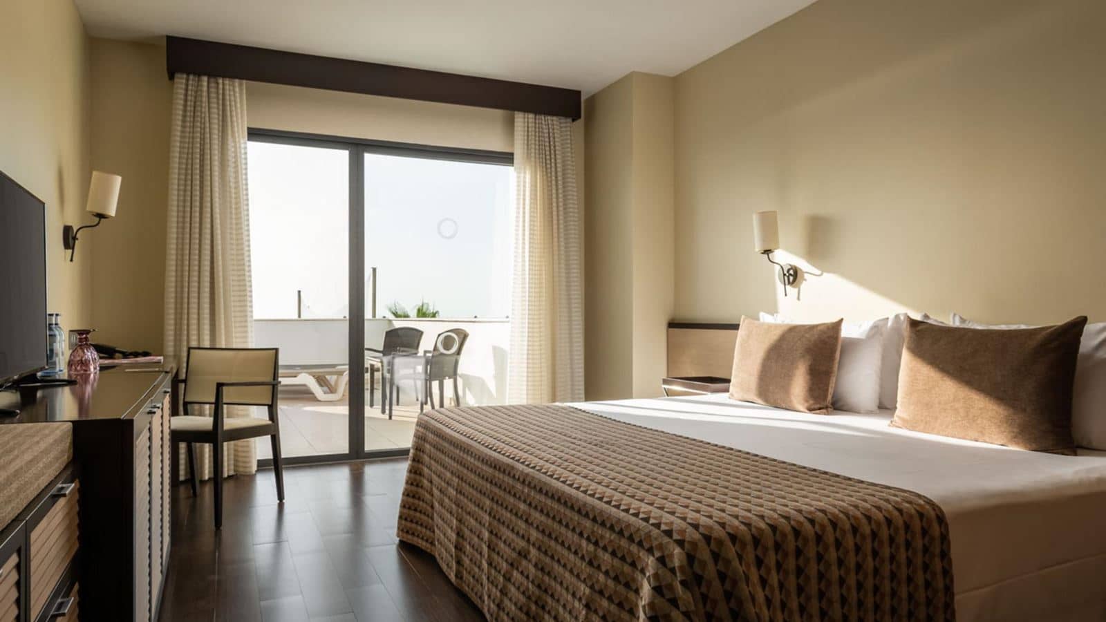 rooms-double-club-with-balcony-or-terrace