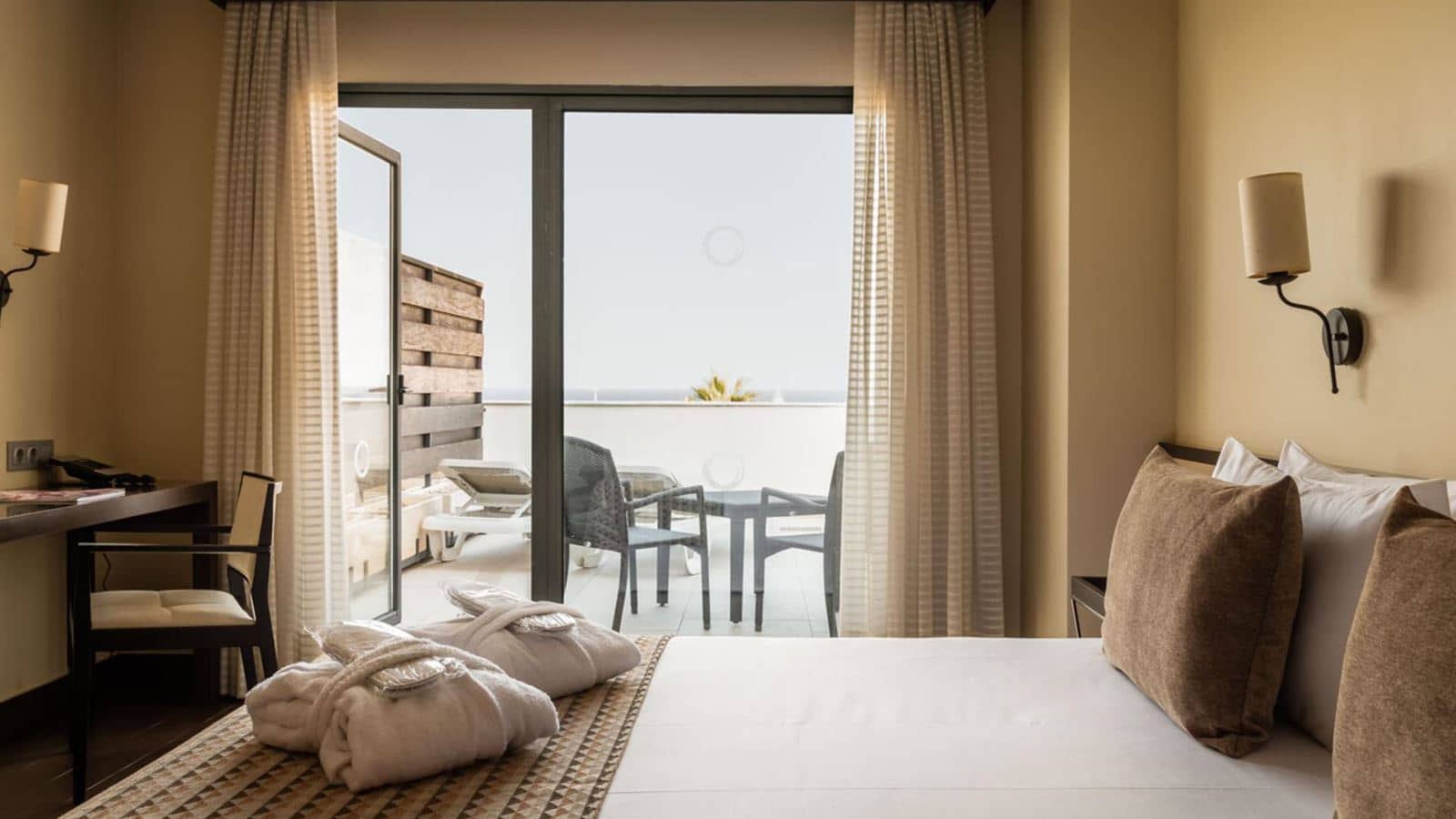 rooms-double-club-with-balcony-or-terrace