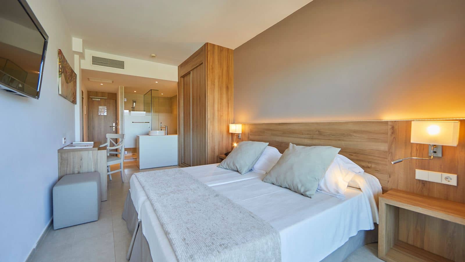 rooms-db--twin-with-balcony-or-terrace