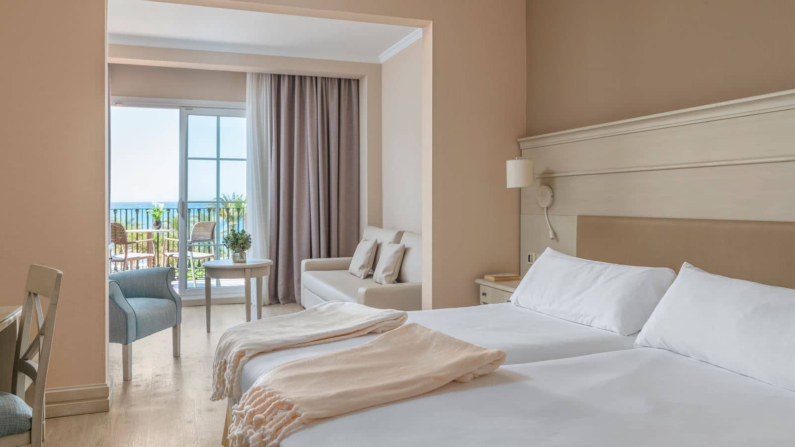 rooms-junior-suite-sv-balcony-or-terrace