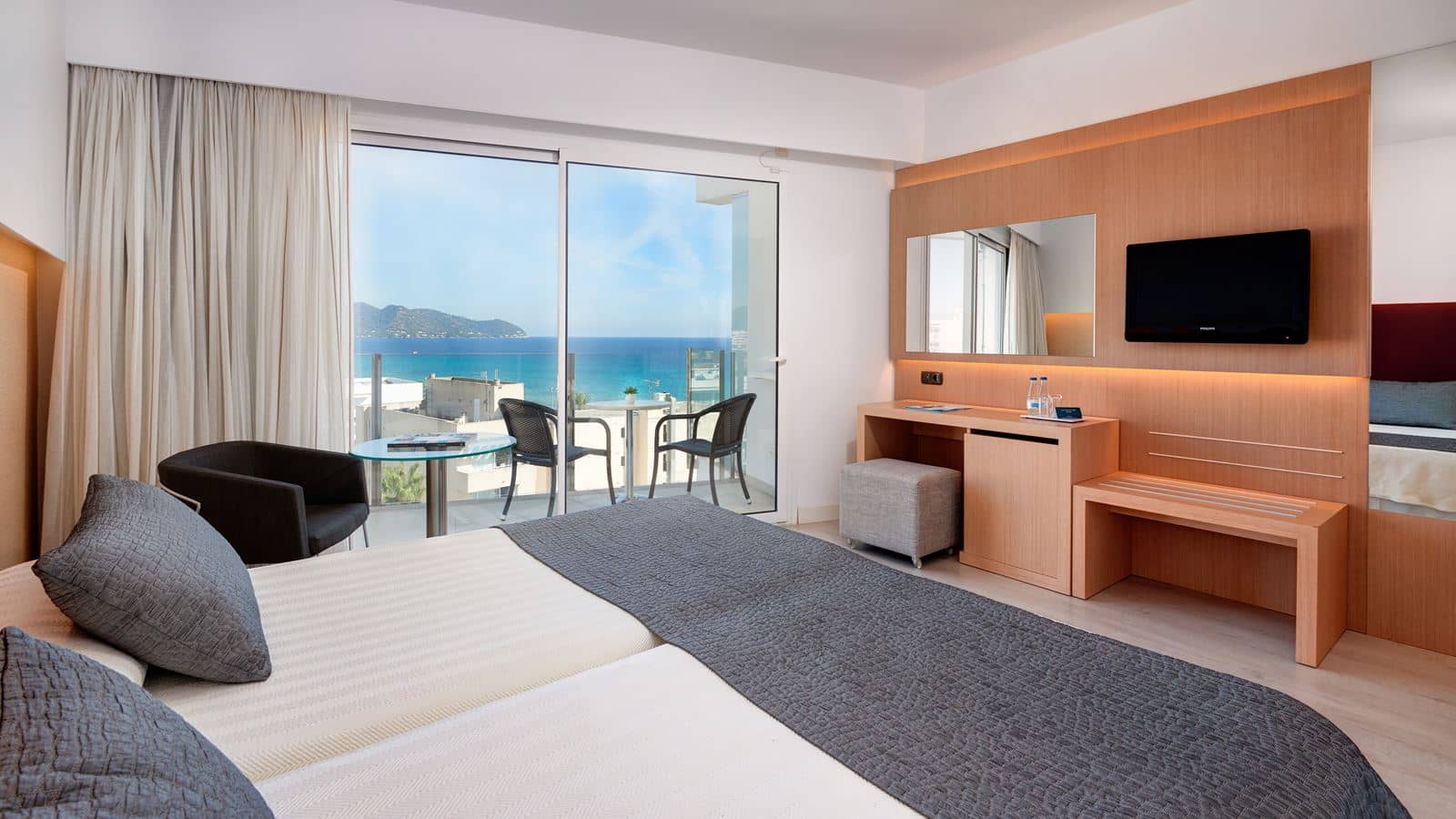 rooms-room-double-lateralseaview-balcony-or-terrace