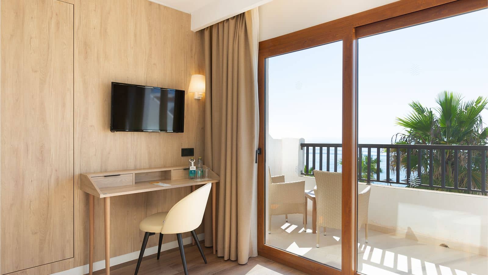 rooms-1-bedroom-suite-balcony-or-terrace