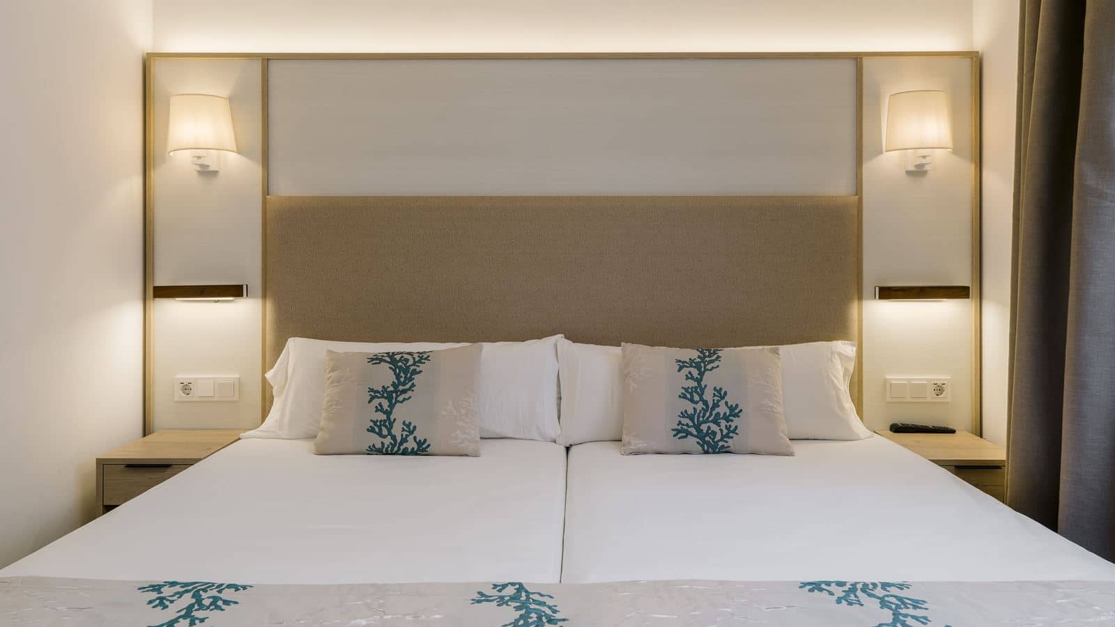 rooms-1-bedroom-suite-balcony-or-terrace
