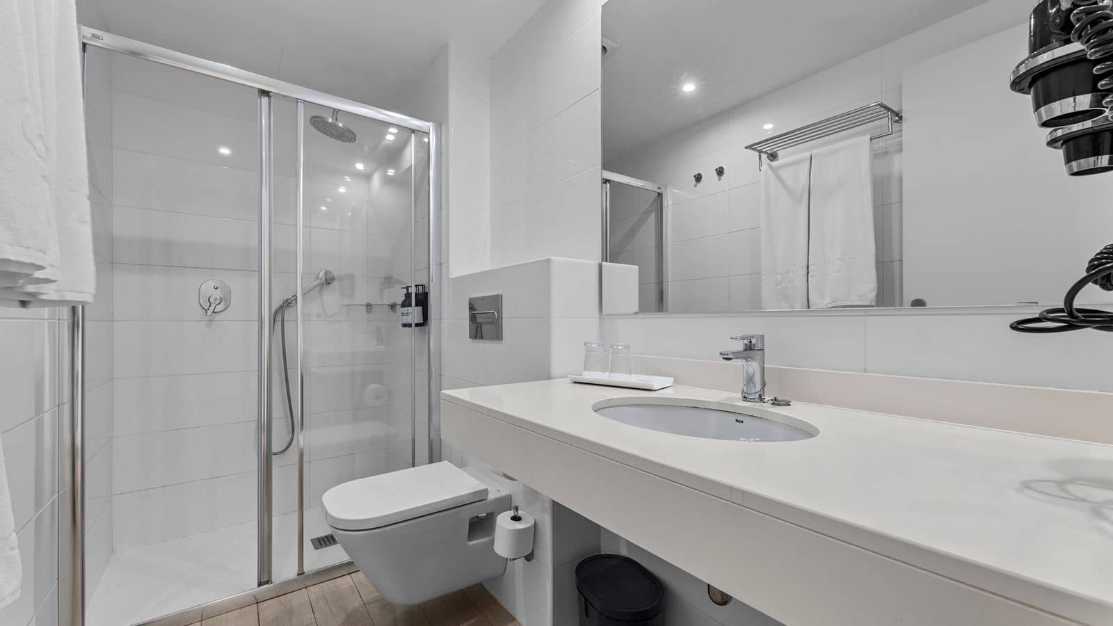 rooms-junior-suite-poolview-balcony-or-terrace