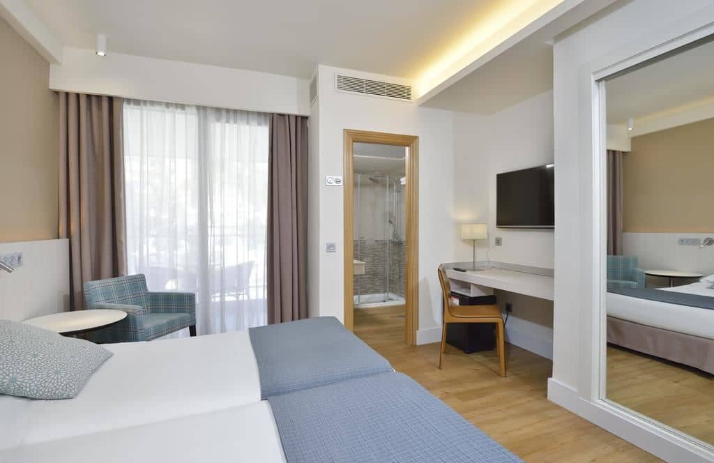 rooms-pool-view-room