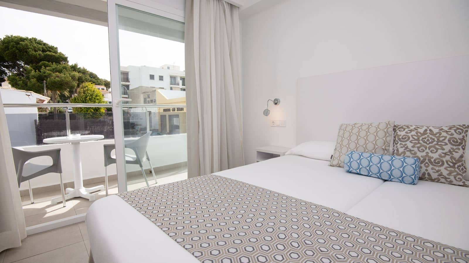 rooms-suite-balcony-or-terrace