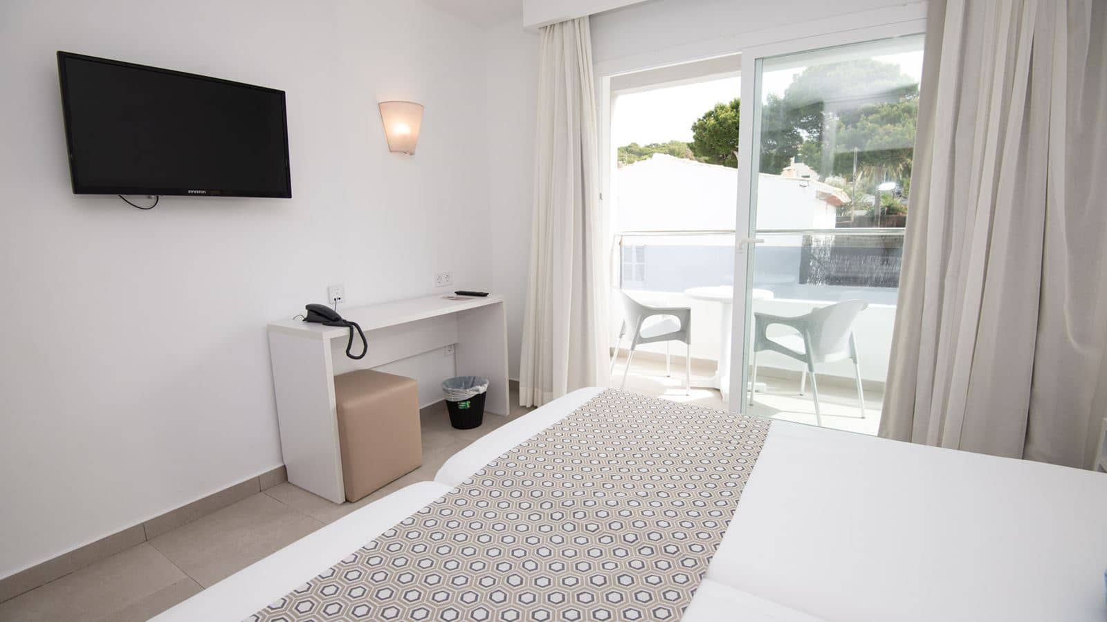 rooms-suite-balcony-or-terrace
