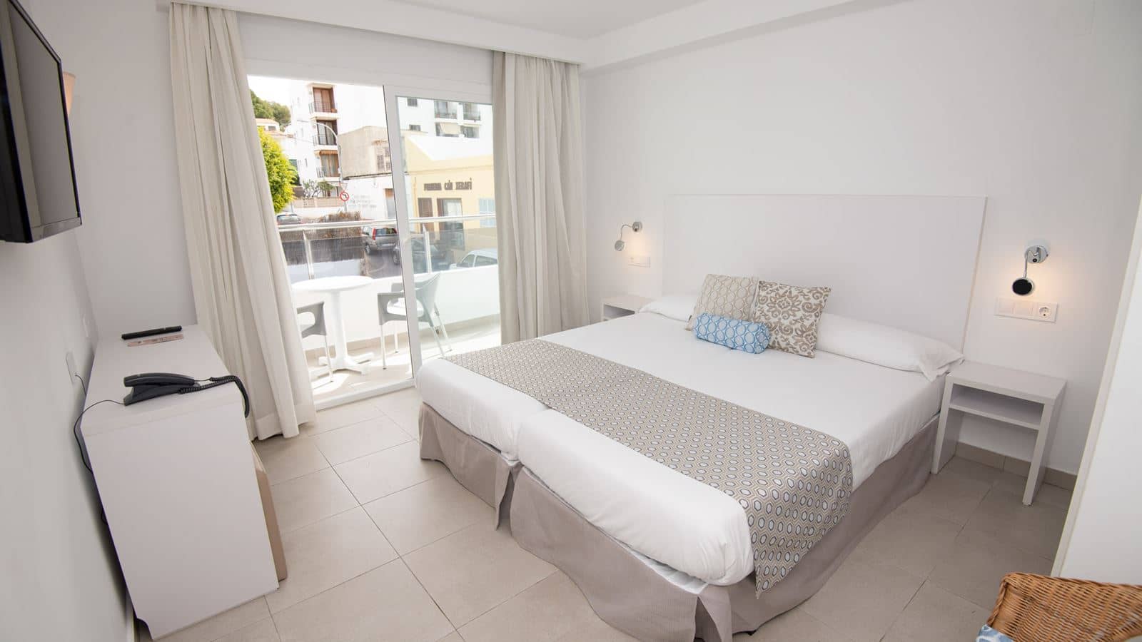 rooms-suite-balcony-or-terrace