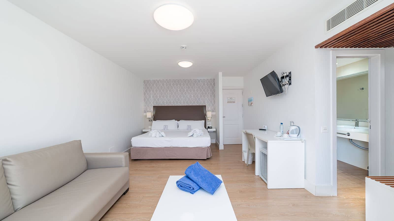 rooms-double-room-balcony-or-terrace