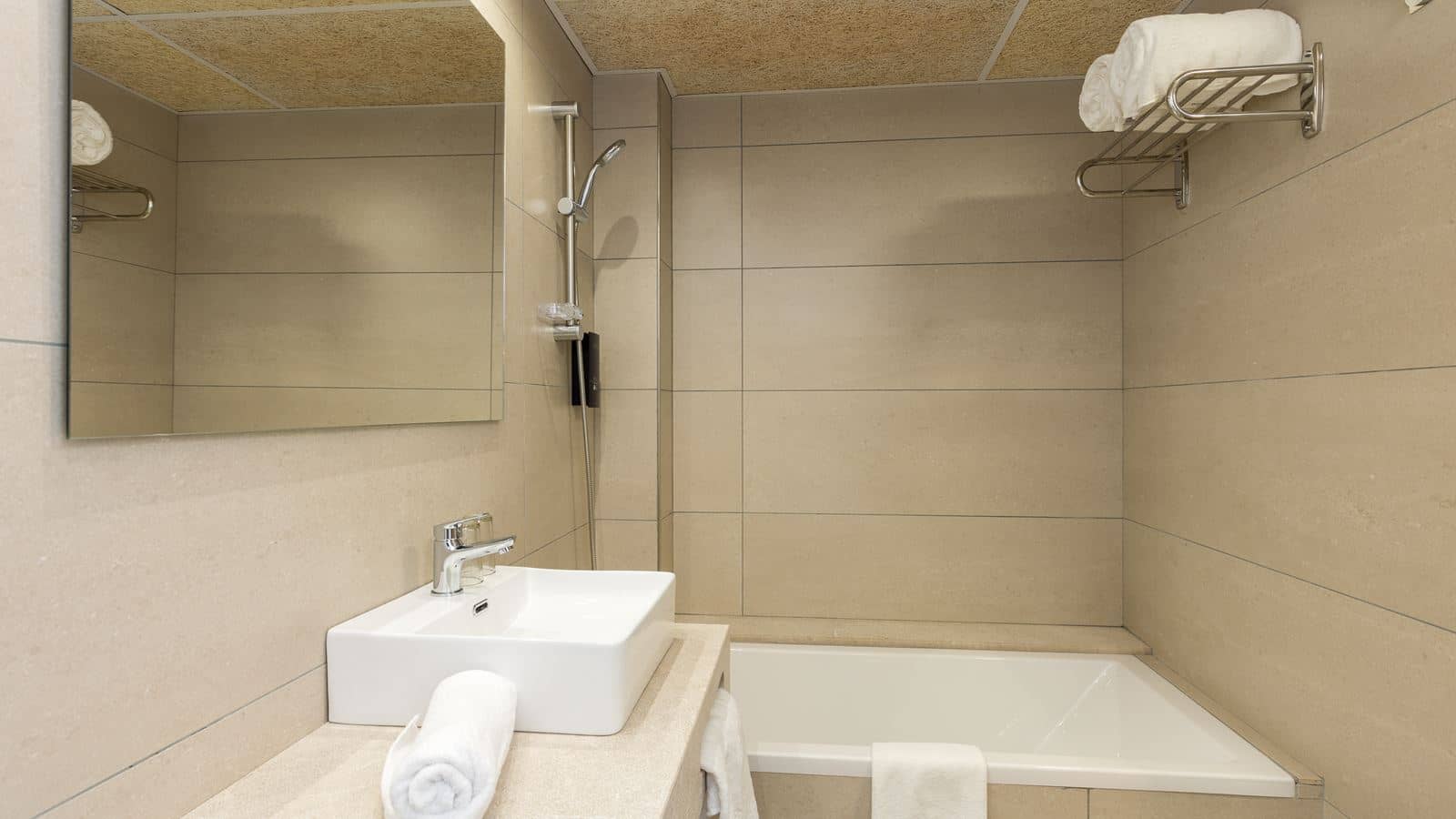 rooms-apartment-2-bedrooms--balcony-or-terrace