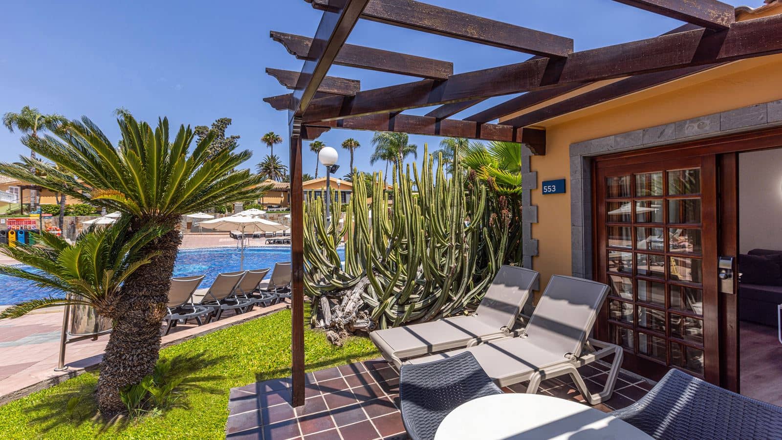 rooms-family-bungalow-1-bedroom-pool-view-with-terrace