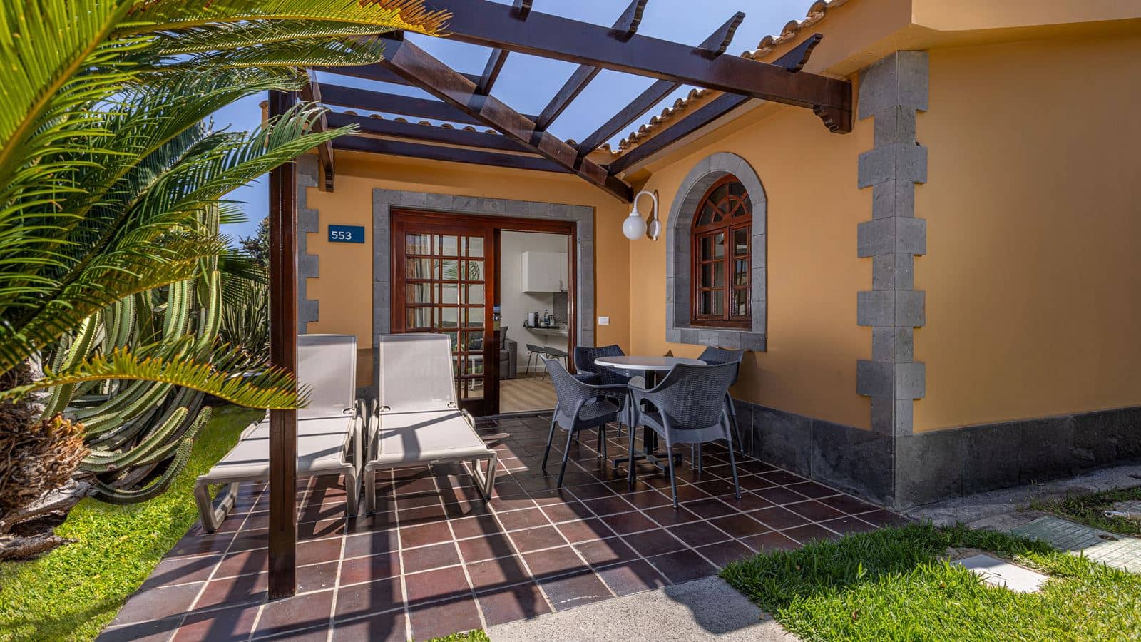 rooms-family-bungalow-1-bedroom-pool-view-with-terrace